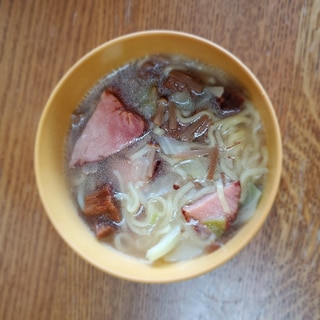 えのきとチャーシューとキャベツのラーメン